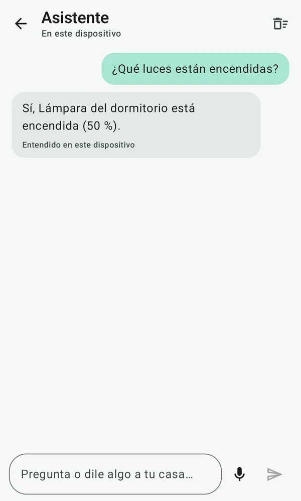 Pregúntale a bio en el teléfono: ante qué luces están encendidas, responde que la lámpara del dormitorio está al 50 %, entendido en este dispositivo