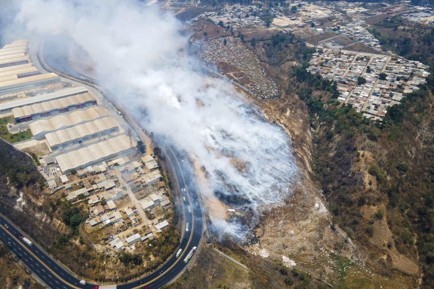 Guatemala decreta estado de calamidad por incendios en bosques y en un vertedero de basura